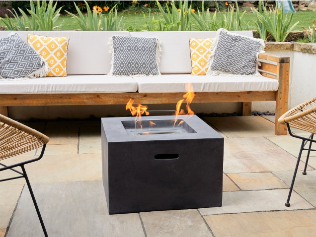 field-flame-cassia-bio-ethanol-fire-pit-in-dark-concrete-grey