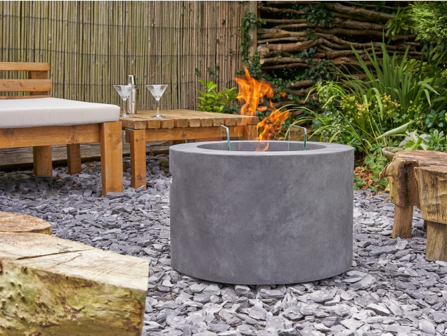 field-flame-acacia-bio-ethanol-fire-pit-in-dark-concrete-grey