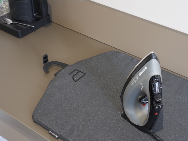 supporto-per-stirare-e-vaporizzare-abiti-corby-darlington-con-gancio-integrato-in-grigio-scuro