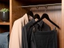 corby-burlington-gaste-kleiderbugel-in-schwarz-mit-clips-sicherheitsnadel